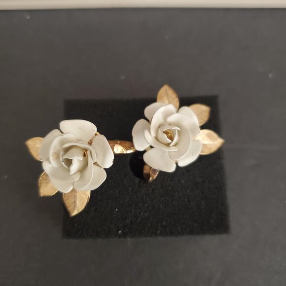 VTG Crown Trifari White‎ Rose Earrings with Matte Gold Tone Leaves Clip-On - Picture 6 of 7